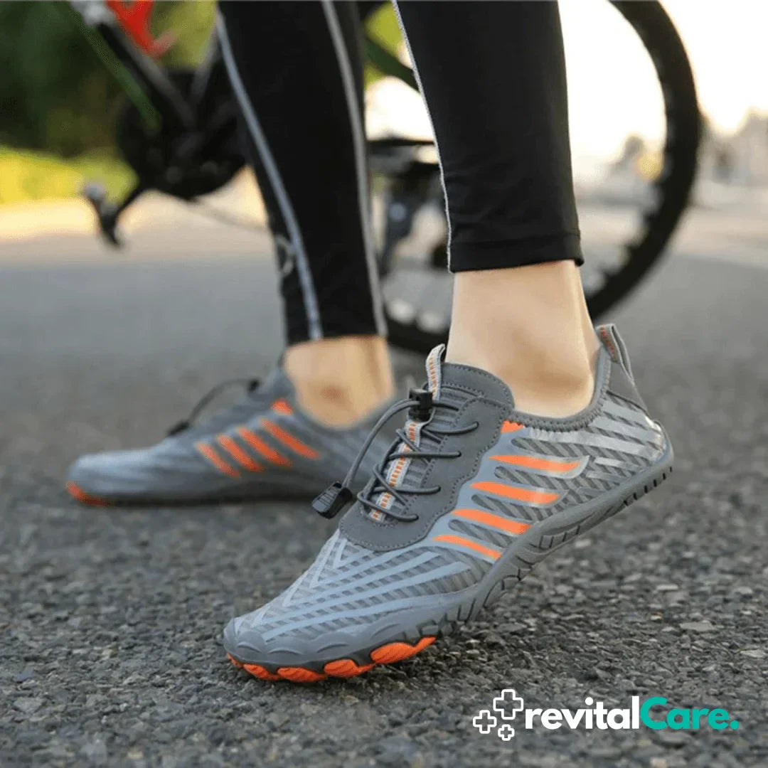 Graue Barfußschuhe mit orangefarbenen Akzenten, ideal zum Radfahren und Laufen.