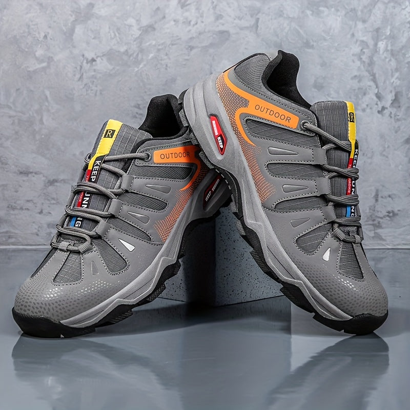Graue Outdoor-Sportschuhe, atmungsaktiv, rutschfest, mit orangefarbenen Akzenten.