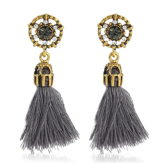 Goldene Ohrringe mit grauen Quasten, Vintage-Stil, Modeschmuck für Damen.