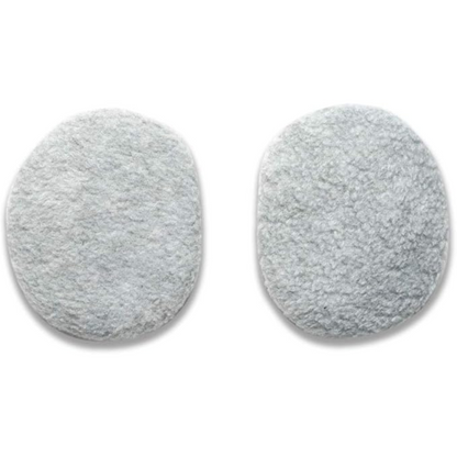 Zwei runde, weiße, flauschige Polster, Reinigungspads aus Mikrofaser für Gesichtspflege.
