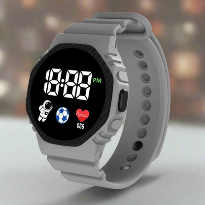 Graue Smartwatch mit digitaler Anzeige, Herzfrequenzmesser, Fußballsymbol, Astronautendesign.