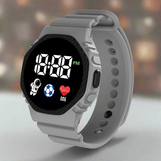 Graue Smartwatch mit digitaler Anzeige, Herzfrequenzmesser, Fußballsymbol, Astronautendesign.