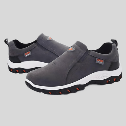 Graue Herren-Sneaker, rutschfest, atmungsaktiv, sportlich, mit weißer Sohle und rotem Akzent.