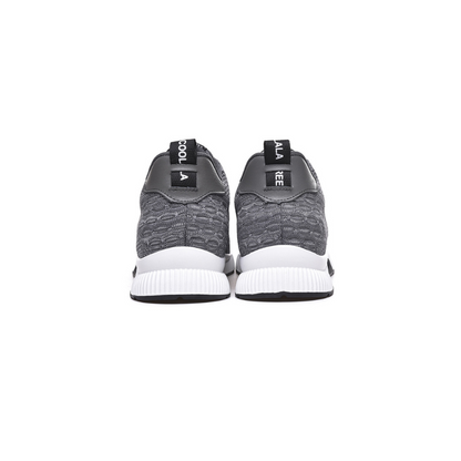 Graue Sportschuhe, Rückansicht, gestricktes Obermaterial, weiße Sohle, Herren Sneaker.