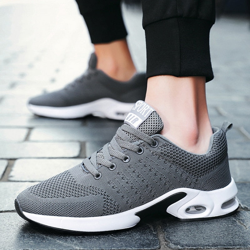 Graue Sportschuhe Herren, atmungsaktiv, Mesh, rutschfest, für Laufen und Fitness.