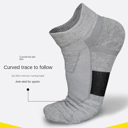 Graue Sportsocke mit Anti-Rutsch-Funktion, gebogenem Zehenmuster, ideal zum Laufen.