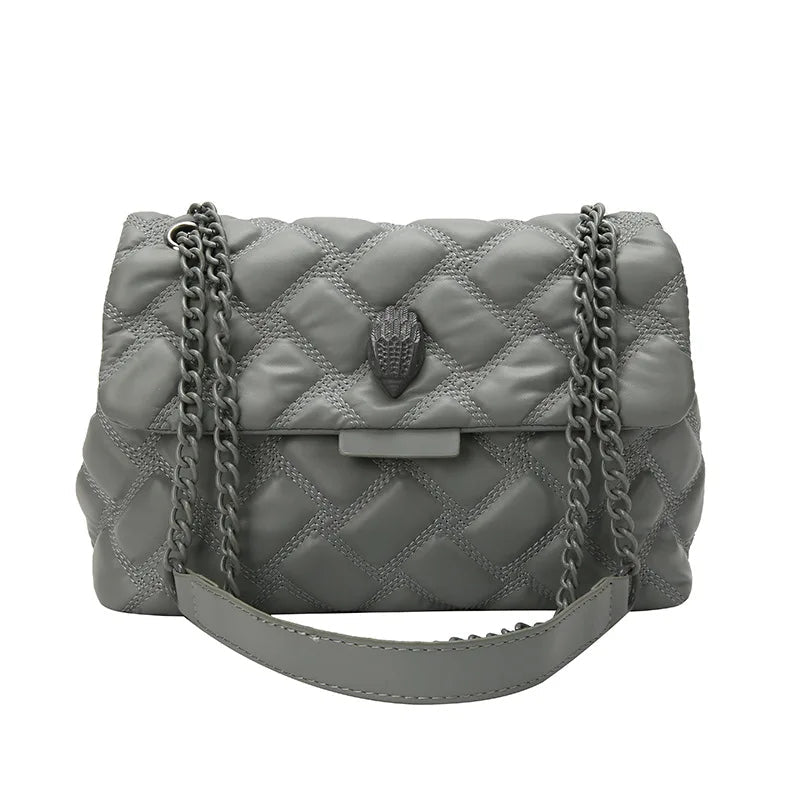 Graue gesteppte Handtasche mit Kettenriemen, modisches Accessoire, Damenmode, elegant.