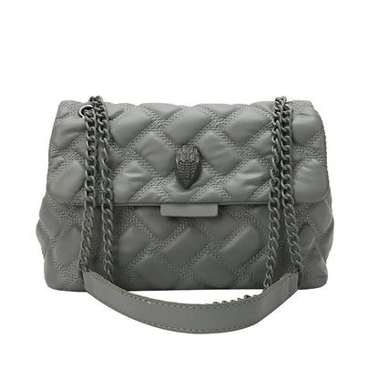 Graue gesteppte Handtasche mit Kettenriemen, modisches Accessoire, Damenmode, elegant.