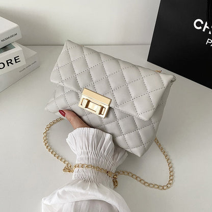Graue gesteppte Handtasche mit goldener Kette, elegantes Design, Damenmode Accessoire.