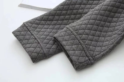 Graue gesteppte Ärmel, Baumwolle, modisch, warm, Winterkleidung, Textur, Detailansicht.