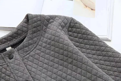 Graue gesteppte Jacke aus Baumwolle, modisch und warm, ideal für Herbst und Winter.