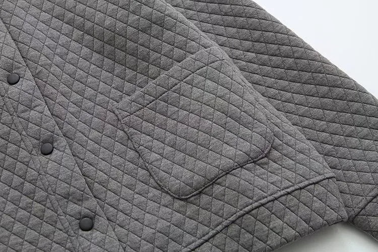 Graue gesteppte Jacke mit Knopfleiste und Tasche, modisch, warm, aus Baumwolle.