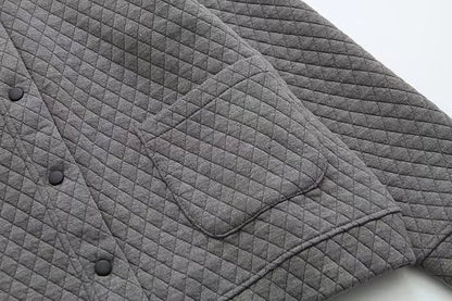Graue gesteppte Jacke mit Knopfleiste und Tasche, modisch, warm, aus Baumwolle.