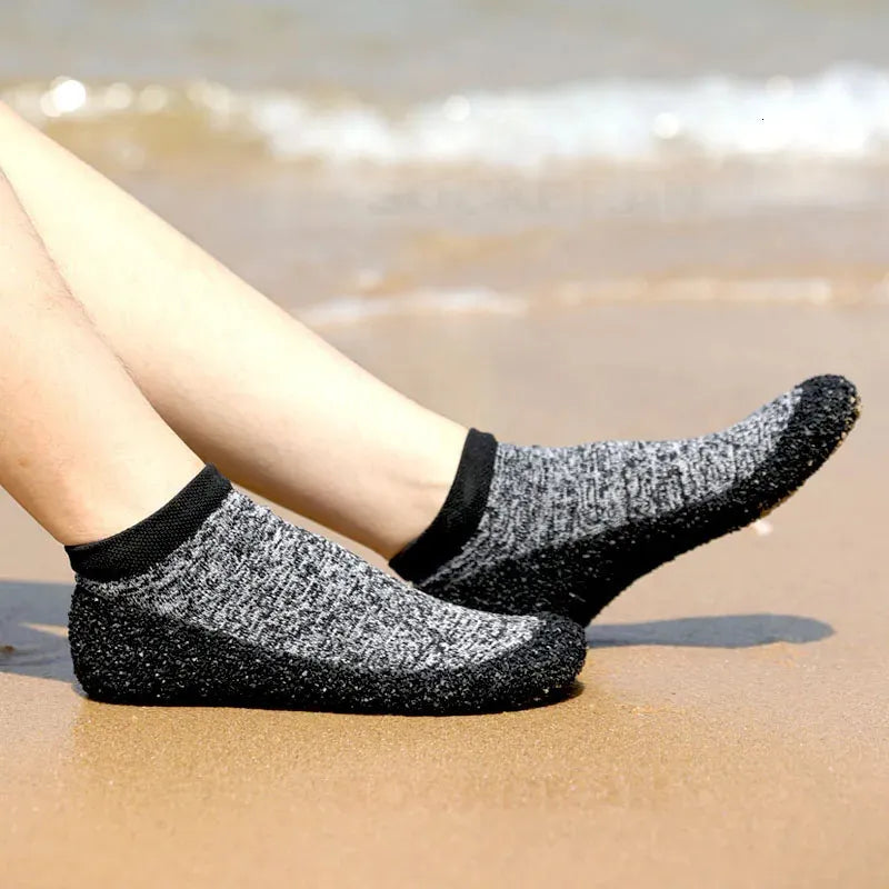 Graue rutschfeste Strandsocken, ideal für Outdoor-Aktivitäten am Meer.