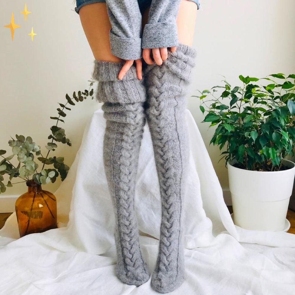 Graue Strick-Overknee-Stulpen aus Wolle, Zopfmuster, Damenmode, gemütlich, warm, stilvoll.