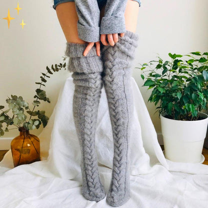 Graue Strick-Overknee-Stulpen aus Wolle, Zopfmuster, Damenmode, gemütlich, warm, stilvoll.