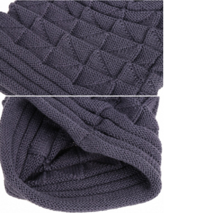 Grauer Strickschal, weiches Material, modisches Accessoire, Winterkleidung, gestricktes Design.
