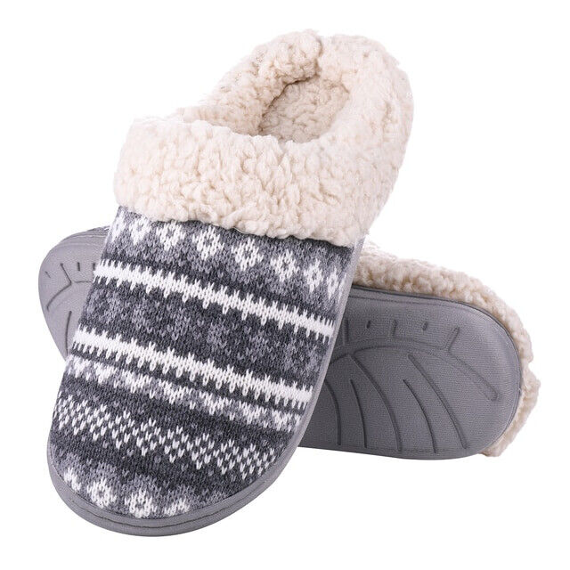 Graue Hausschuhe mit Strickmuster und Plüschfutter, rutschfeste Sohle, gemütlich und warm.