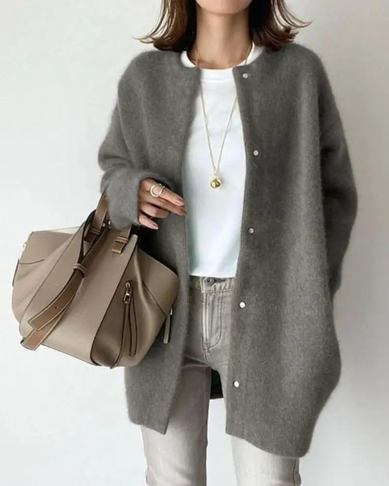Frau in grauem Wollmantel mit beiger Handtasche, modisch, elegant, Herbstmode.