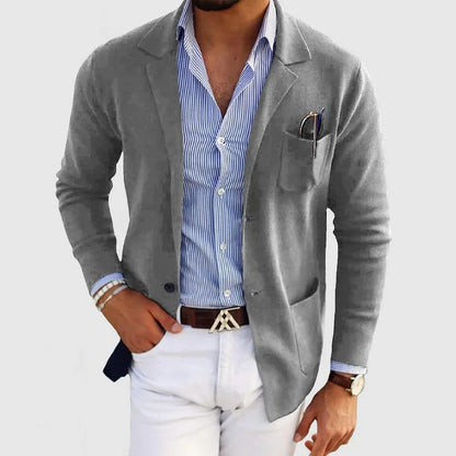 Graue Herren-Strickjacke, elegant, über blau-weiß gestreiftem Hemd, modisch, stilvoll.