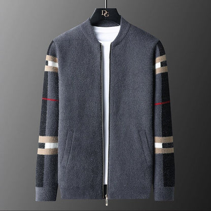 Graue Strickjacke mit Reißverschluss, karierten Ärmeln, Herrenmode, stilvoll, elegant.