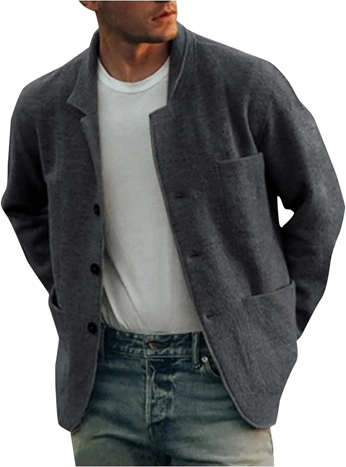 Mann trägt grauen Wollblazer, lässig, mit weißen T-Shirt und Jeans, modisch, elegant.