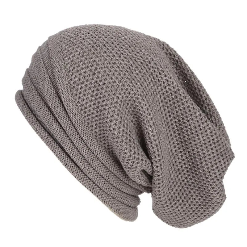 Hellgraue Strickmütze aus Baumwolle, lässiger Stil, ideal für Herbst und Winter.