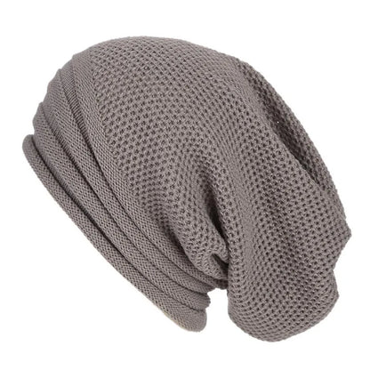 Hellgraue Strickmütze aus Baumwolle, lässiger Stil, ideal für Herbst und Winter.