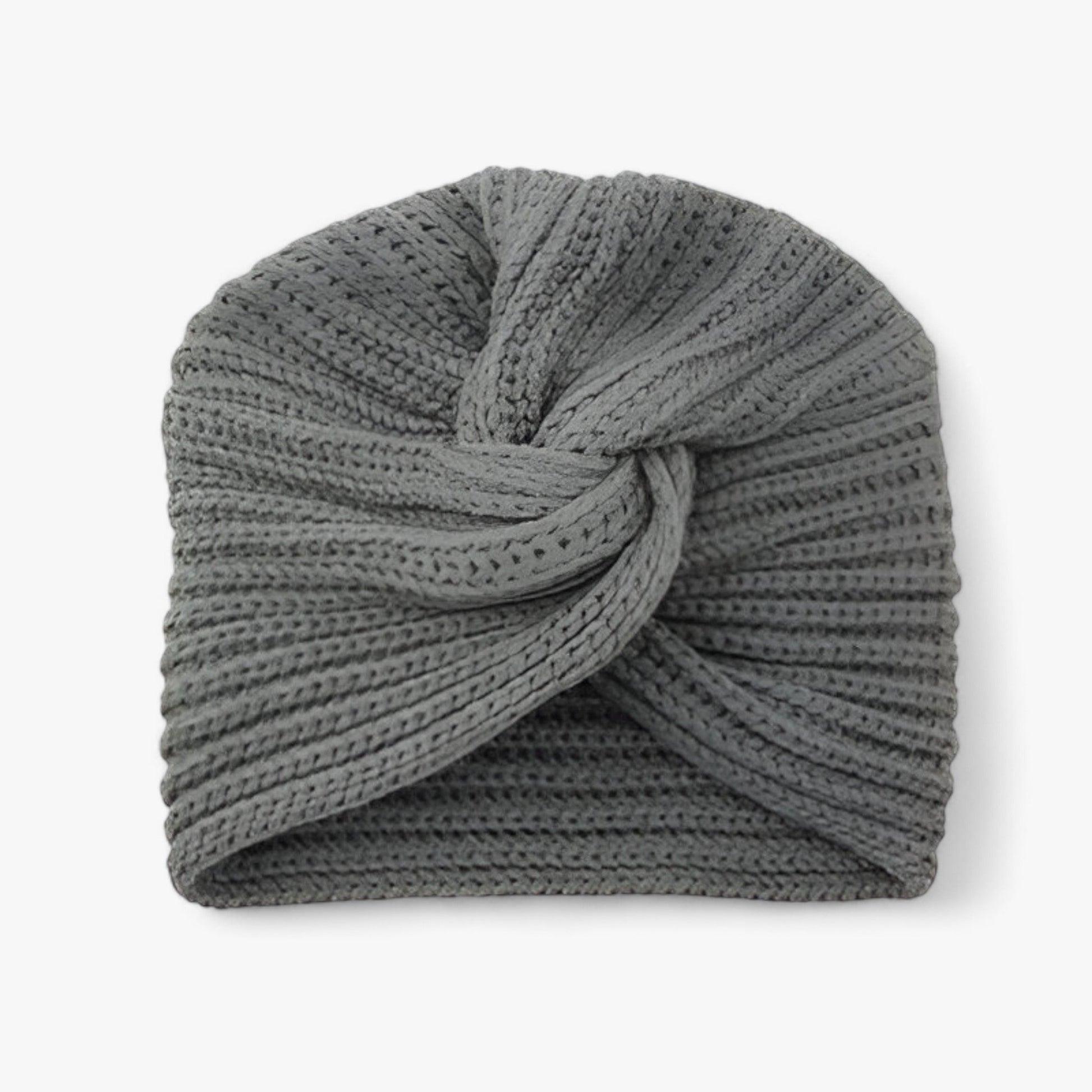 Graue Strickmütze aus Wolle, modisches Accessoire, warm und stilvoll für den Winter.
