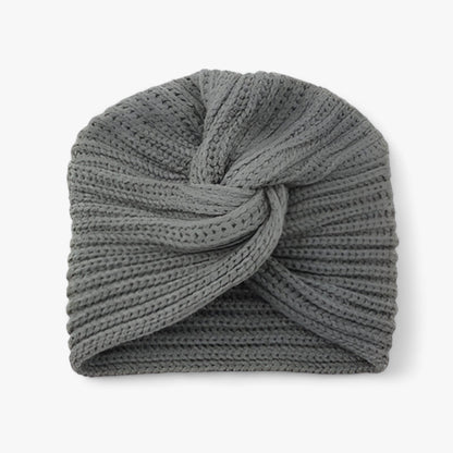 Graue Strickmütze aus Wolle, modisches Accessoire, warm und stilvoll für den Winter.