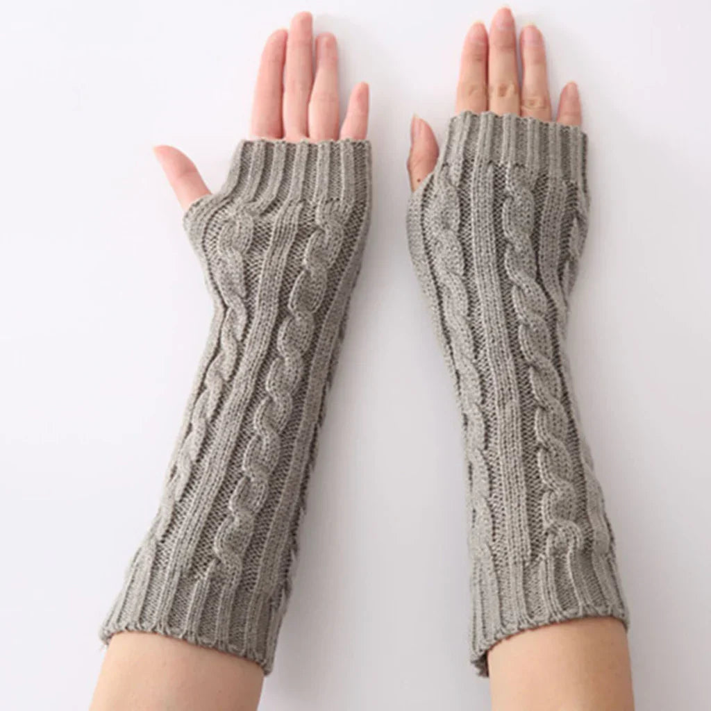 Graue fingerlose Strickhandschuhe, Zopfmuster, Damenmode, Winteraccessoire.