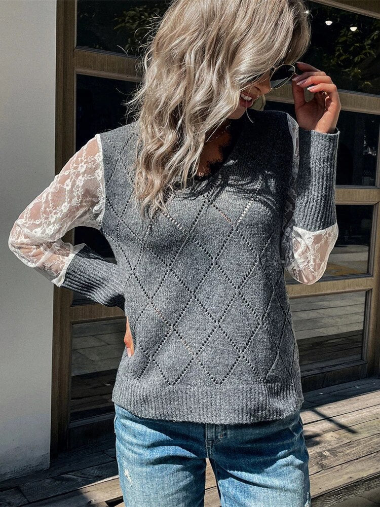 Damen V-Ausschnitt Pullover, grau, Strick, Spitzenärmel, modisch, lässig, Herbstmode.
