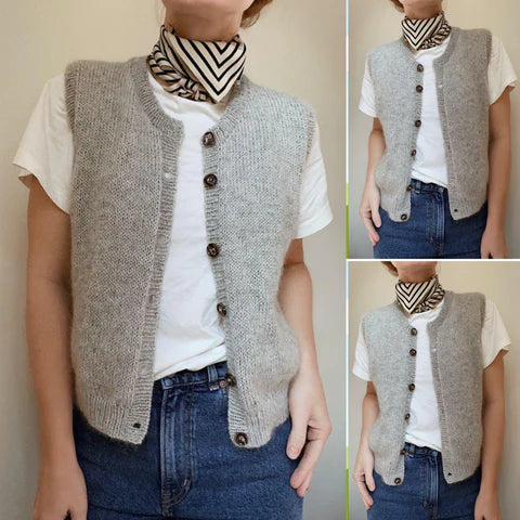 Graue Strickweste Damen, Knöpfe, über weißem T-Shirt, modisch, lässig, Herbstmode.