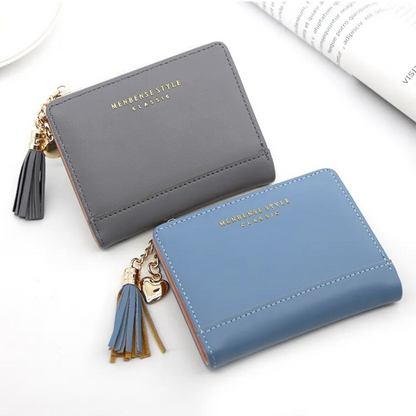 Graue und blaue Mini-Kartenetuis aus Leder mit Quastenanhänger, stilvoll und kompakt.