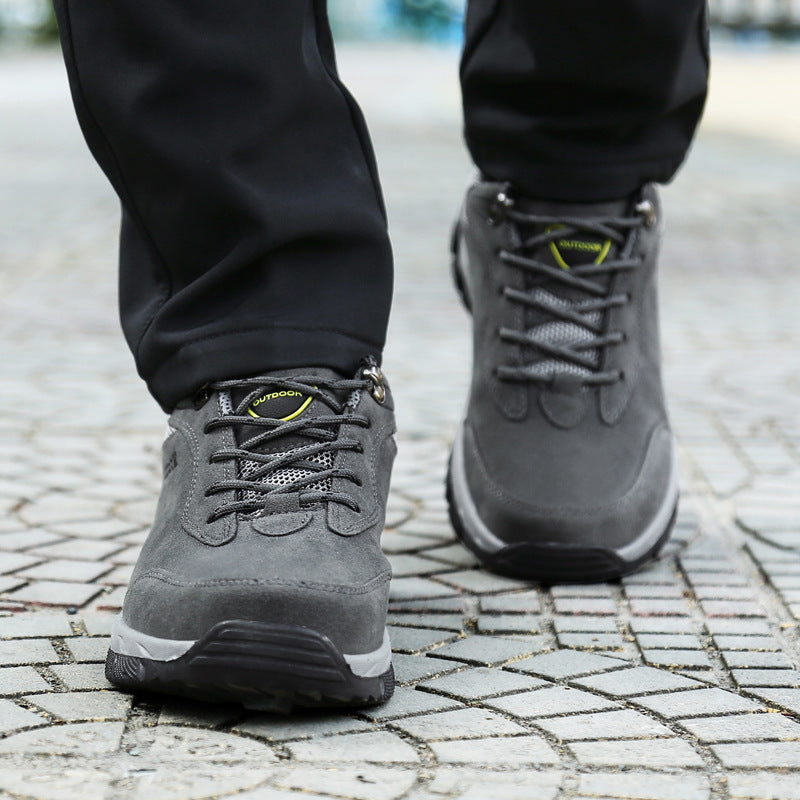 Graue Outdoor-Wanderschuhe, wasserdicht, rutschfest, Herren, auf Kopfsteinpflaster.