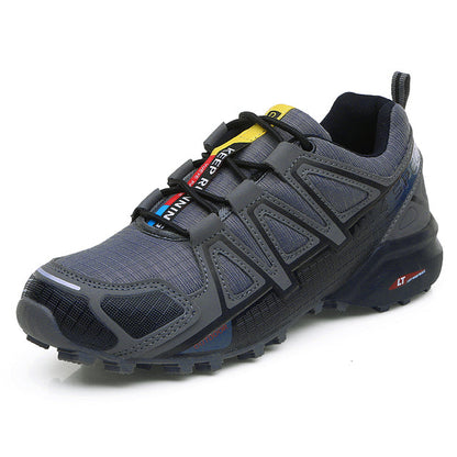Grauer Wanderschuh mit robustem Profil, atmungsaktivem Mesh und Schnellschnürsystem.