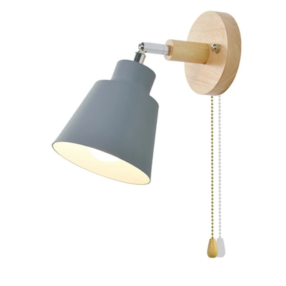 Graue Wandleuchte mit Holzhalterung und Zugschalter, modernes Design, Innenbeleuchtung.