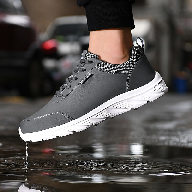 Grauer wasserdichter Sneaker für Herren, rutschfest, atmungsaktiv, ideal für Outdoor-Aktivitäten.