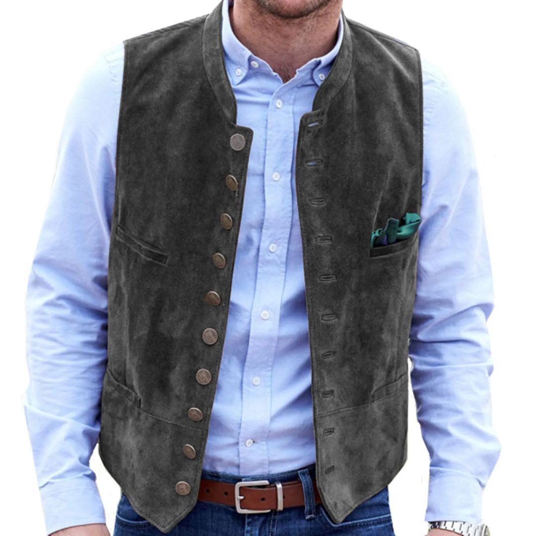 Graue Herrenweste aus Wildleder, traditionell, mit Knöpfen, über blauem Hemd getragen.