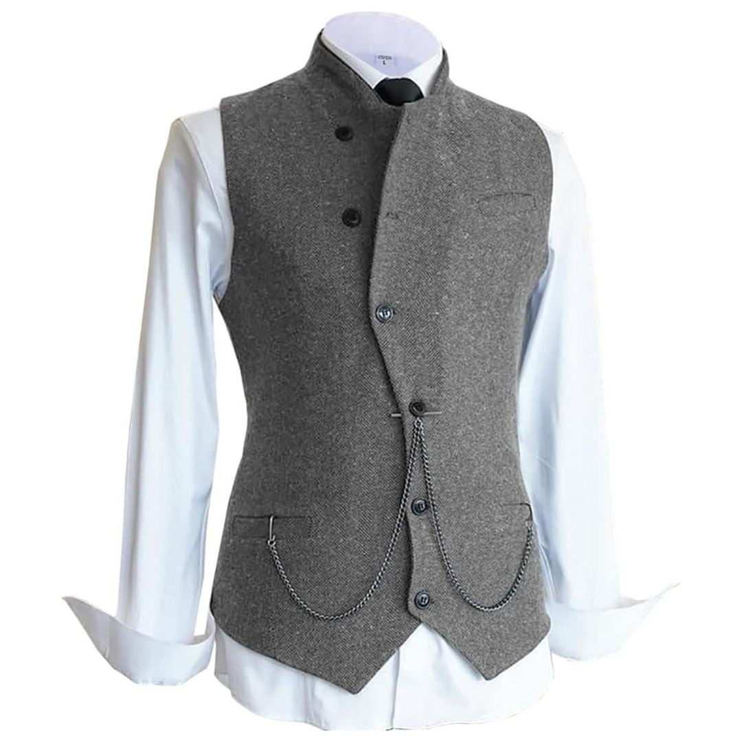 Graue Herrenweste mit Kette, Stehkragen, Knöpfen, über weißem Hemd, elegantes Design.