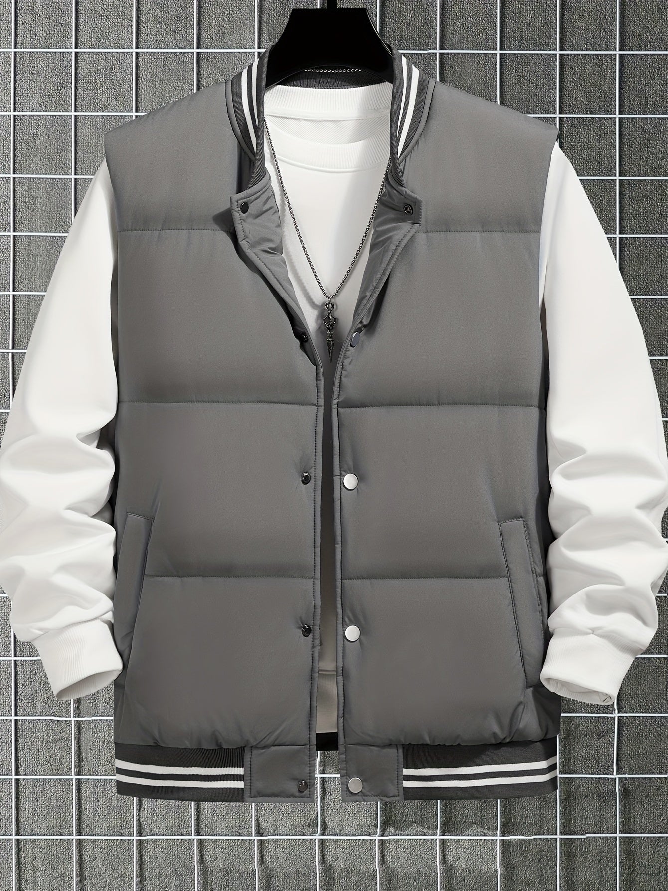 Graue Herren-Steppweste mit weißen Ärmeln, sportlich, modisch, Herbstmode, Herrenbekleidung.