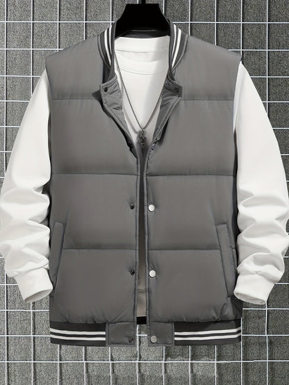 Graue Herren-Steppweste mit weißen Ärmeln, sportlich, modisch, Herbstmode, Herrenbekleidung.