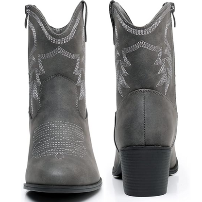 Graue Cowboystiefel aus Leder mit Stickerei, Westernstil, Damenmode, robuste Absatzsohle.
