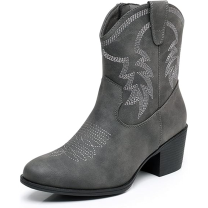 Grauer Cowboy-Stiefel aus Leder mit Absatz und Stickerei, Western-Design, Damenmode.
