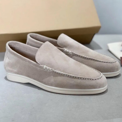 Graue Wildleder-Loafer für Herren, elegantes Design, rutschfeste Sohle, ideal für Freizeit.