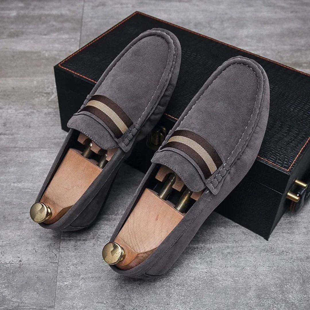 Graue Wildleder-Loafer mit Holzschuhspanner, elegantes Design, Herrenschuhe, modisch.