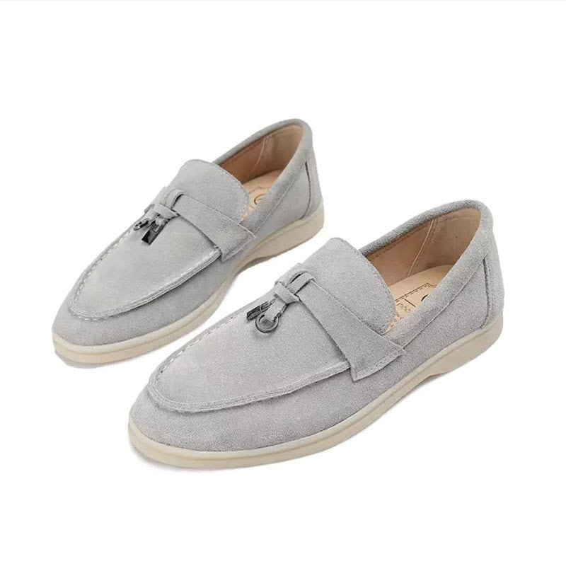 Graue Wildleder-Slipper für Herren, modisch, bequem, rutschfeste Sohle, elegantes Design.