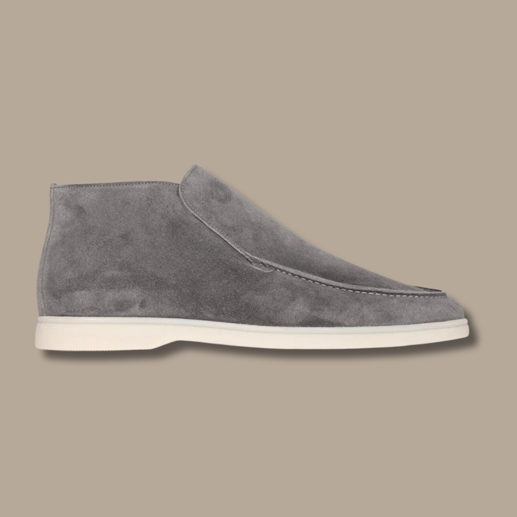 Grauer Wildlederstiefel für Herren, seitliche Ansicht, weiße Sohle, elegantes Design.