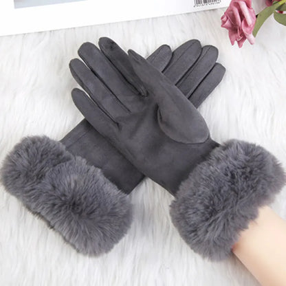 Graue Damenhandschuhe mit Kunstfell, elegant, warm, Wintermode, Accessoire, auf weißem Hintergrund.