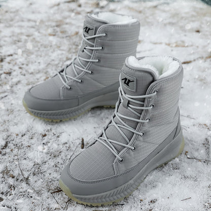 Graue Winterstiefel mit Schnürung, wasserdicht, gefüttert, auf schneebedecktem Boden.